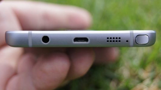 The bottom of the Note 5 is where you will find the audio port and microUSB, Fast Charge enabled port.