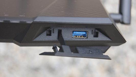 Why ASUS put the USB 2 port at the back and the USB 3.0 port in the front is not clear, in fact we found it silly.