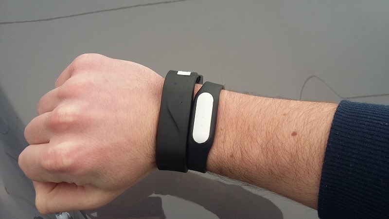 A size comparison between the Activity Key (left) and the Mi Band Pulse (right).